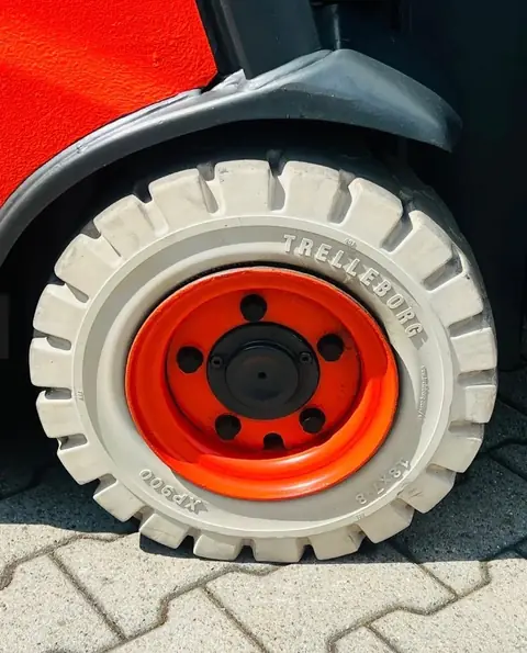 Puna guma Trelleborg na kotaču viličara